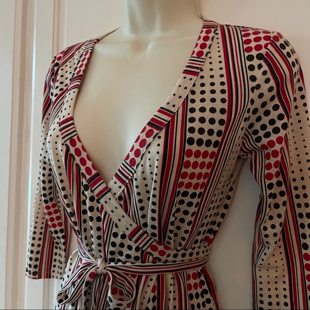 Wrap style dress in cream, with red and black pattern career office Size Small - Picture 2 of 10
